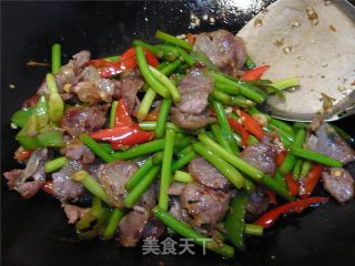 蒜苗炒香肠的做法步骤：2