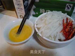 蛋皮萝卜丝的做法步骤：2