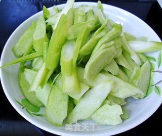 又是腊肉飘香时：芥兰炒腊肉的做法步骤：2