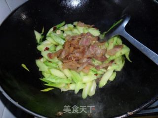 又是腊肉飘香时：芥兰炒腊肉的做法步骤：2