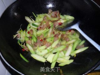 又是腊肉飘香时：芥兰炒腊肉的做法步骤：2