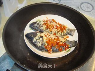 剁椒蒸非洲鲫鱼的做法步骤：2