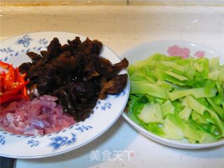 西蓝花梗黑木耳的做法步骤：2
