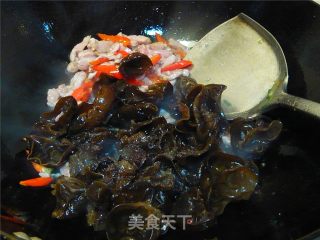 西蓝花梗黑木耳的做法步骤：2