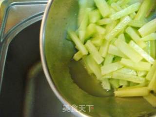 私家菜“黑椒香干炒笋条”的做法步骤：2