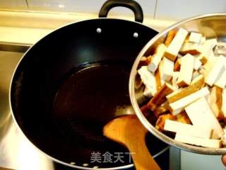 私家菜“黑椒香干炒笋条”的做法步骤：2