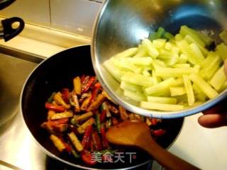 私家菜“黑椒香干炒笋条”的做法步骤：2