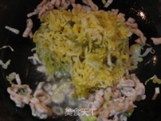 家常菜酸菜肉丝的做法步骤：2