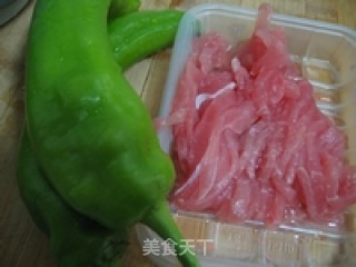家常菜尖椒肉丝的做法步骤：2