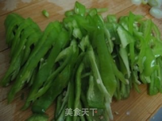 家常菜尖椒肉丝的做法步骤：2