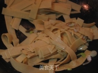家常菜尖椒干豆腐的做法步骤：2