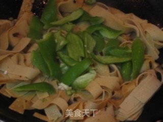 家常菜尖椒干豆腐的做法步骤：2