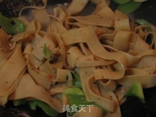 家常菜尖椒干豆腐的做法步骤：2