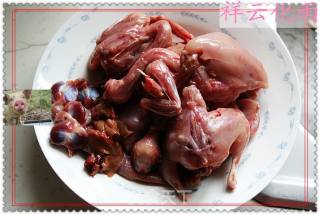 酱汁炒鹌鹑的做法步骤：2