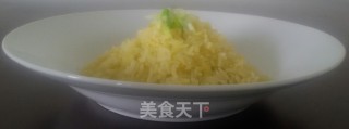 黄金炒饭
蛋炒饭可谓是多种多样，不同地域有着不同的特色黄金炒饭是北京特色蛋炒饭的一种，有着宫廷厨艺的背景