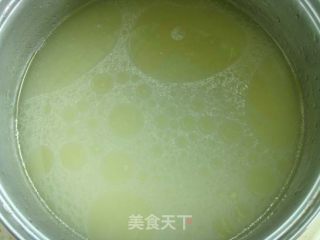 三文鱼西兰花蒜子汤的做法步骤：2