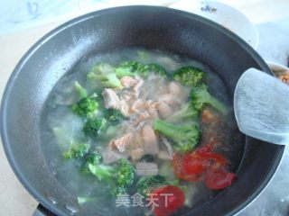 三文鱼西兰花蒜子汤的做法步骤：2