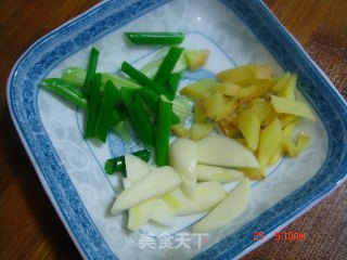 双椒炒笋干的做法步骤：2