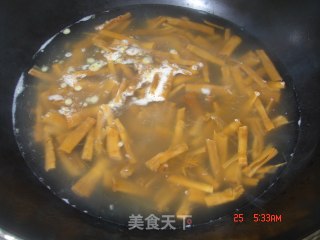 双椒炒笋干的做法步骤：2