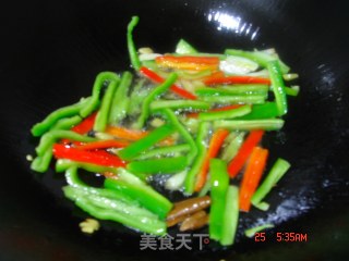 双椒炒笋干的做法步骤：2