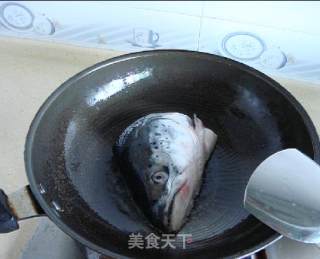 美味三文鱼头汤的做法步骤：2