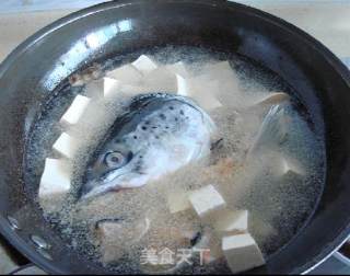 美味三文鱼头汤的做法步骤：2