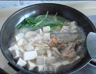 美味三文鱼头汤的做法步骤：2
