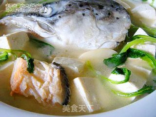 美味三文鱼头汤的做法步骤：2