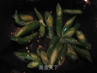 小辣椒炒鸡蛋的做法步骤：2