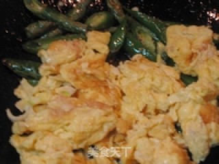 小辣椒炒鸡蛋的做法步骤：2