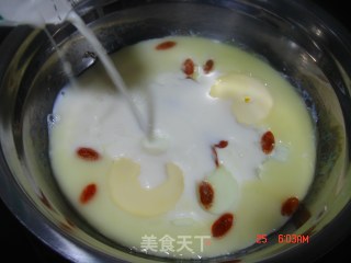 牛奶炖蛋的做法步骤：2