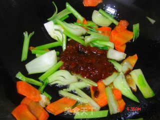 黄酱炒肠粉的做法步骤：2