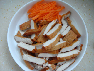 芹菜豆干炒肉的做法步骤：2