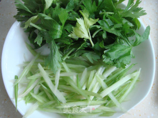 芹菜豆干炒肉的做法步骤：2