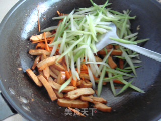 芹菜豆干炒肉的做法步骤：2