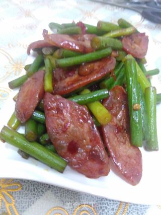 腊肠炒蒜苔的做法