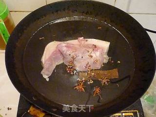 蒜苗青椒回锅肉的做法步骤：2