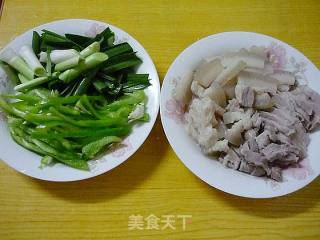 蒜苗青椒回锅肉的做法步骤：2