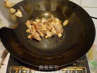 蒜苗青椒回锅肉的做法步骤：2