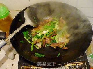 蒜苗青椒回锅肉的做法步骤：2