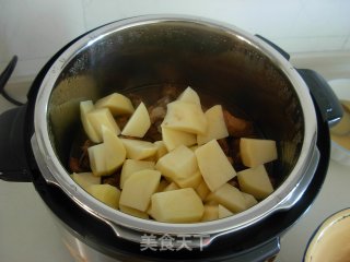 高压锅土豆炖排骨的做法步骤：2