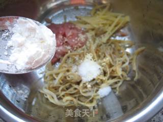 银鱼肉丝蒸藕片的做法步骤：2