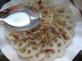 银鱼肉丝蒸藕片的做法步骤：2