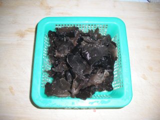 让您胃口大开的美食——尖椒木耳炒豆腐的做法步骤：3