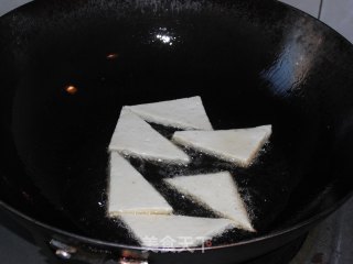 让您胃口大开的美食——尖椒木耳炒豆腐的做法步骤：3