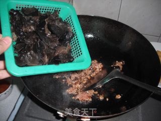 让您胃口大开的美食——尖椒木耳炒豆腐的做法步骤：3