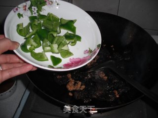 让您胃口大开的美食——尖椒木耳炒豆腐的做法步骤：3