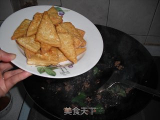 让您胃口大开的美食——尖椒木耳炒豆腐的做法步骤：3
