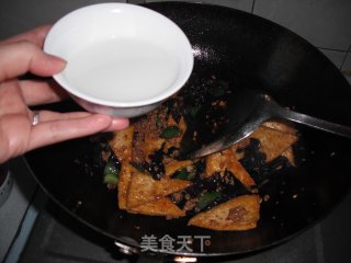让您胃口大开的美食——尖椒木耳炒豆腐的做法步骤：3