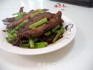 西芹焖泥湫的做法